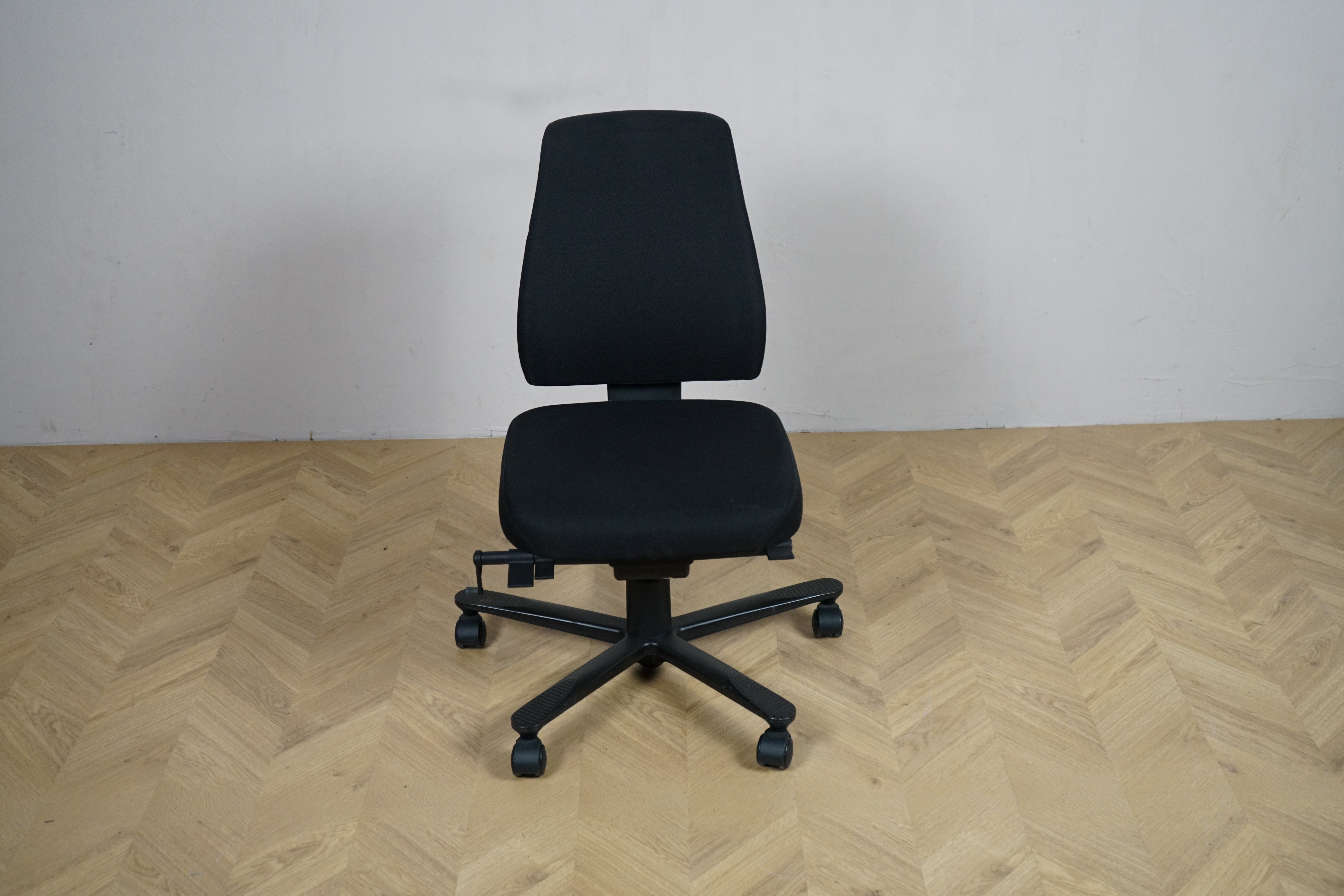 Donati kontorstol i sort Xtreme med sort fodkryds, set forfra.